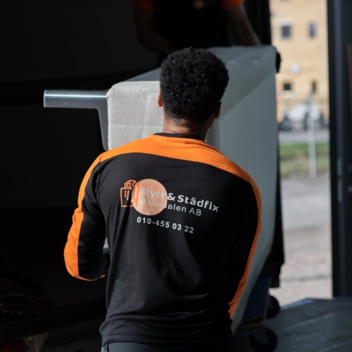 Uppsalaflyttfirma bär säng till bilen hos kund i Uppsala