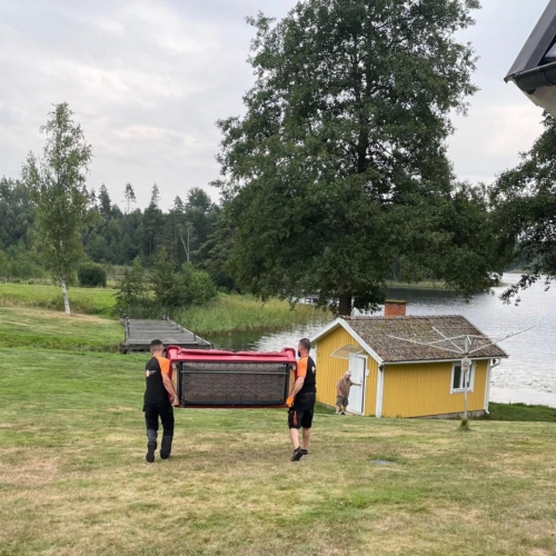 Uppsala flyttfirma hjälper till med bärhjälp hos en kund i Uppsala