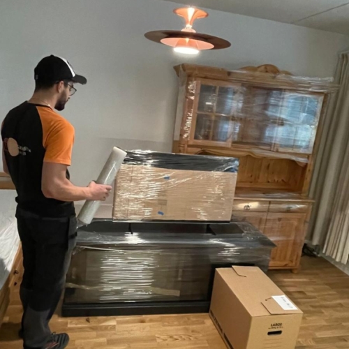 Medarbetaren hjälper till att flyttpacka hos en kund i Uppsala